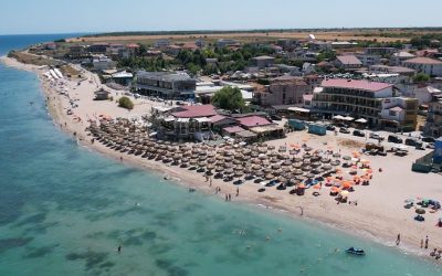 Terasele de pe plajă, condiționate de existența PUZ-urilor Operatorii economici de pe litoralul românesc nu vor putea construi terase pe sectoarele de plajă pentru care au licitat, dacă nu dețin Plan Urbanistic Zonal (PUZ)