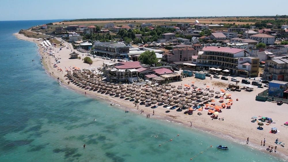 Terasele de pe plajă, condiționate de existența PUZ-urilor Operatorii economici de pe litoralul românesc nu vor putea construi terase pe sectoarele de plajă pentru care au licitat, dacă nu dețin Plan Urbanistic Zonal (PUZ)