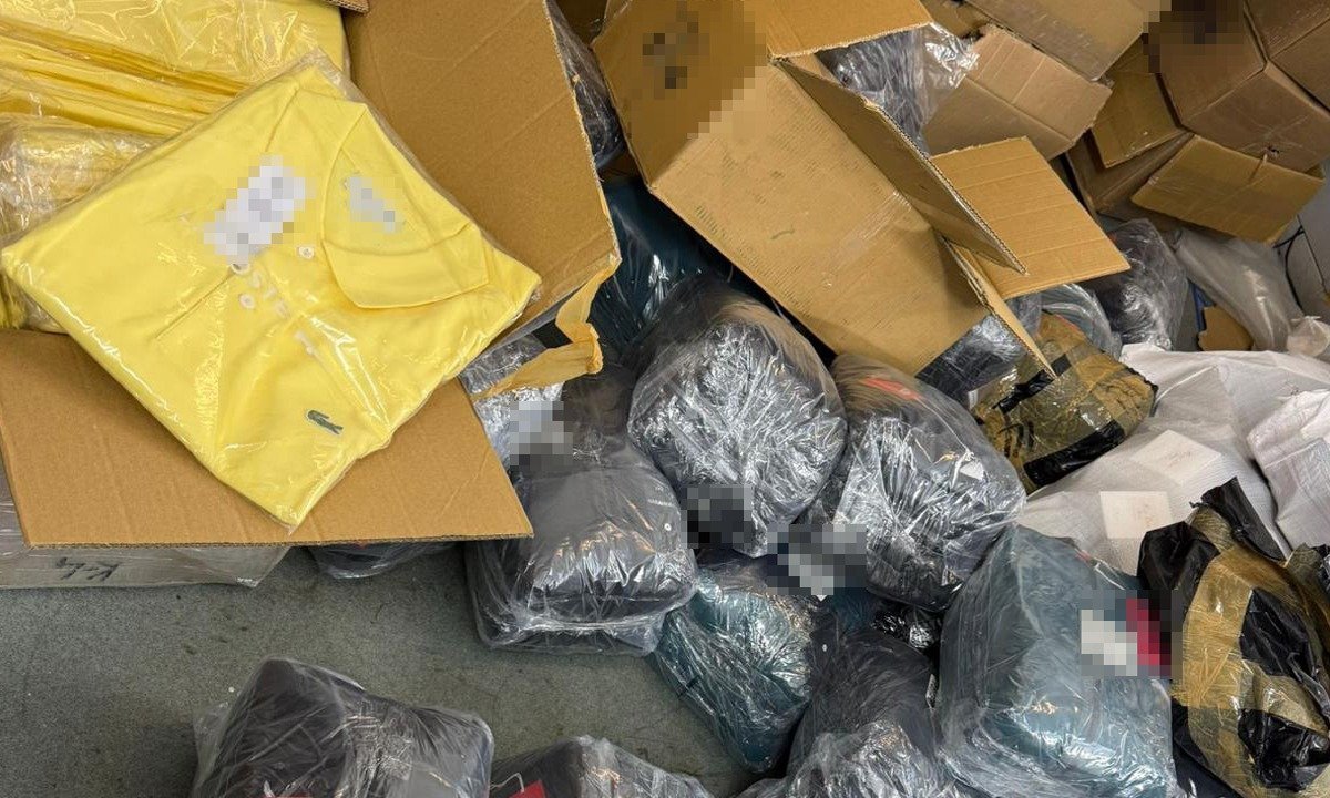 Giurgiu: O captură impresionantă de bunuri contrafăcute, estimată la peste un milion de lei Polițiștii de frontieră din Giurgiu au efectuat o captură importantă de produse contrafăcute, în urma unui control de rutină asupra unui autocar care călătorea din Turcia spre România