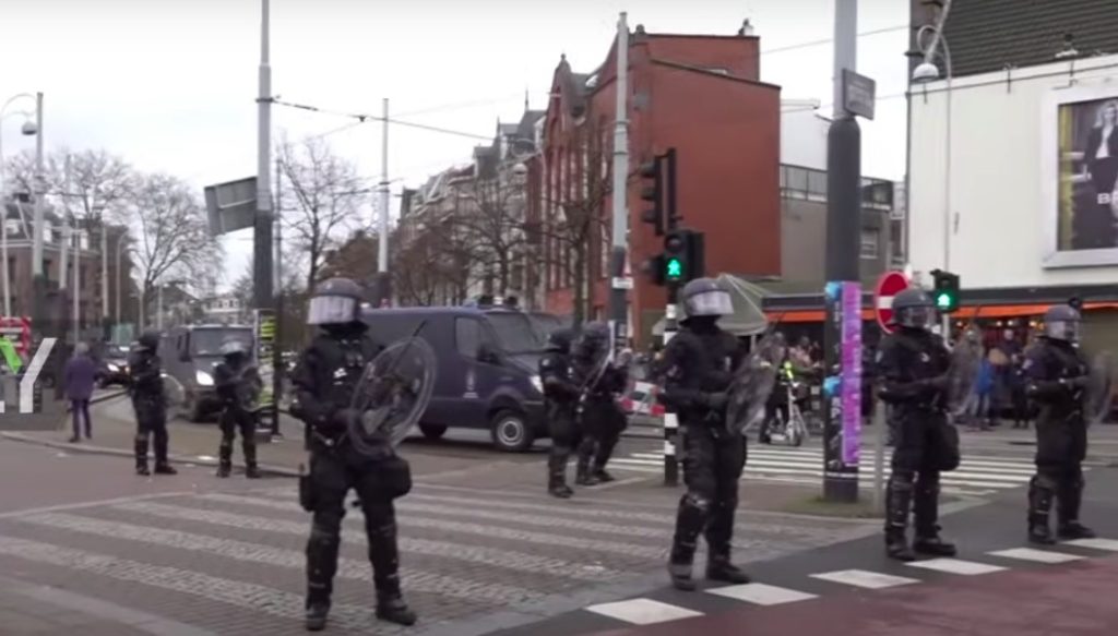 Explozie la o școală evreiască din Amsterdam, autoritățile investighează O explozie a zguduit o școală evreiască din Amsterdam-Buitenveldert, în noaptea de vineri spre sâmbătă, potrivit informațiilor disponibile