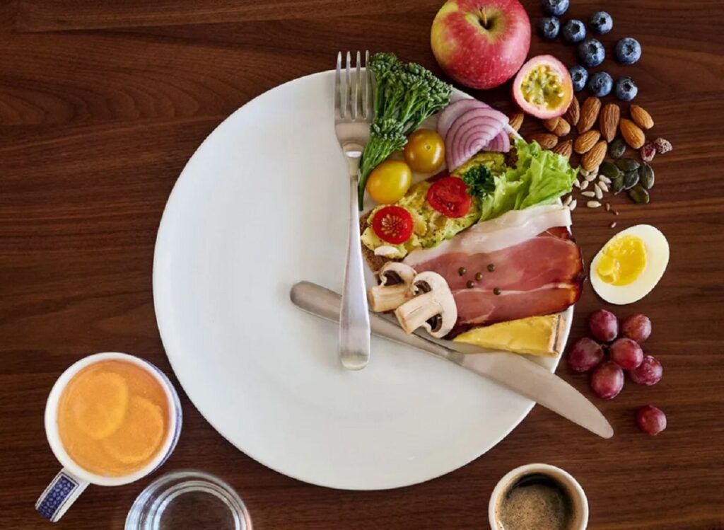 Postul intermitent: O dietă la modă, dar cu rezultate modeste Postul intermitent, promovat în ultimii ani drept o soluție eficientă pentru pierderea în greutate, a atras atenția cercetătorilor care au dorit să îi evalueze veridicitatea