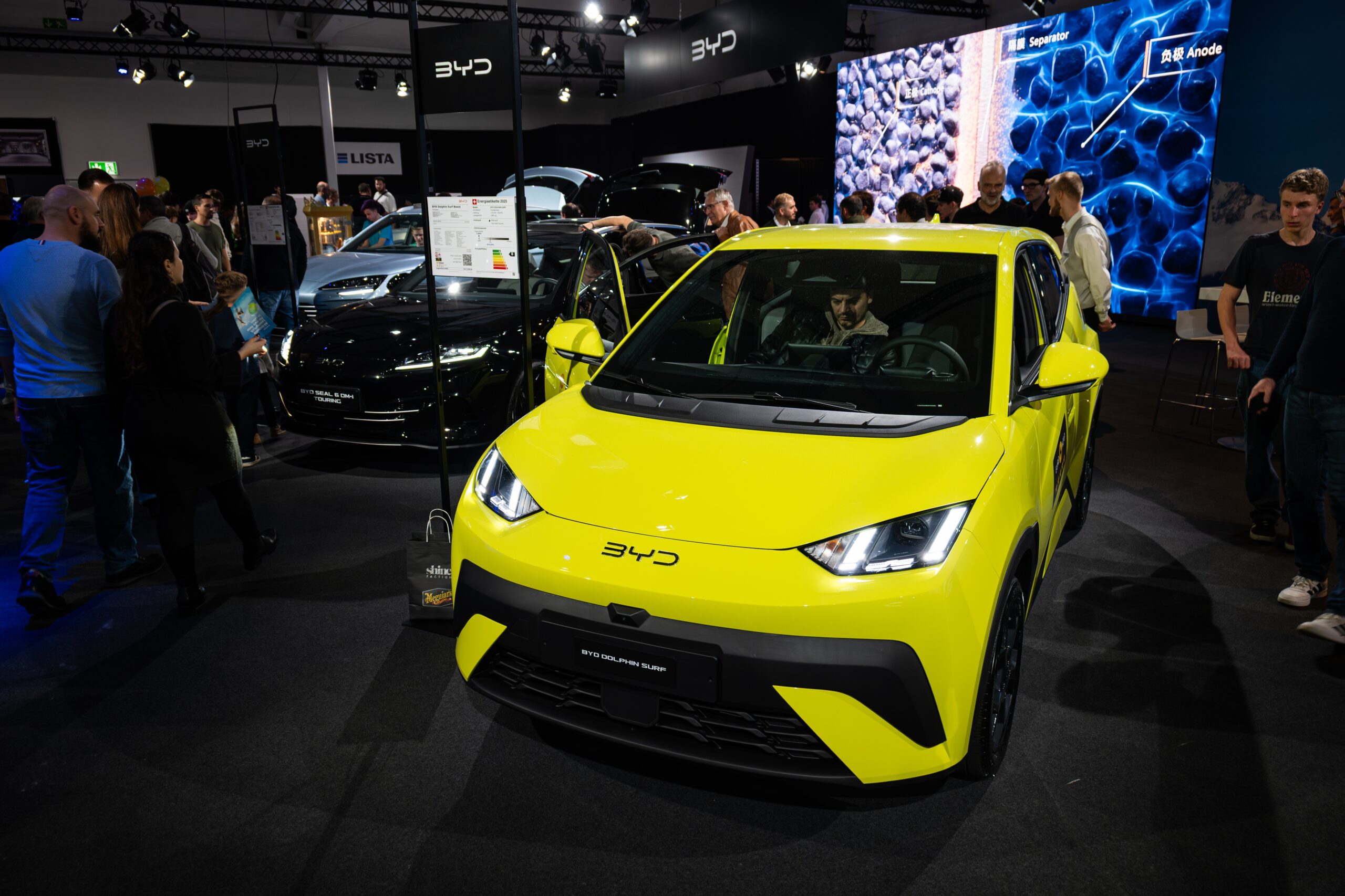 BYD, gigantul auto chinez, înregistrează cea mai abruptă scădere a vânzărilor din ultimii cinci ani Producătorul chinez de automobile electrice BYD a raportat o scădere semnificativă a vânzărilor în luna februarie, marcând cel mai accentuat declin din ultimii cinci ani