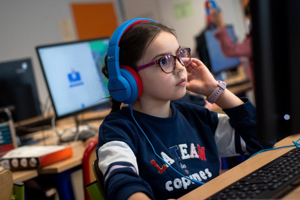 Profesorii români, între entuziasmul pentru inteligența artificială și lipsa unui ghid clar ICDL România lansează platforma GhidAIEDU.ro, o resursă gratuită pentru școlile din România, menită să orienteze profesorii în utilizarea inteligenței artificiale (AI) în procesul educațional