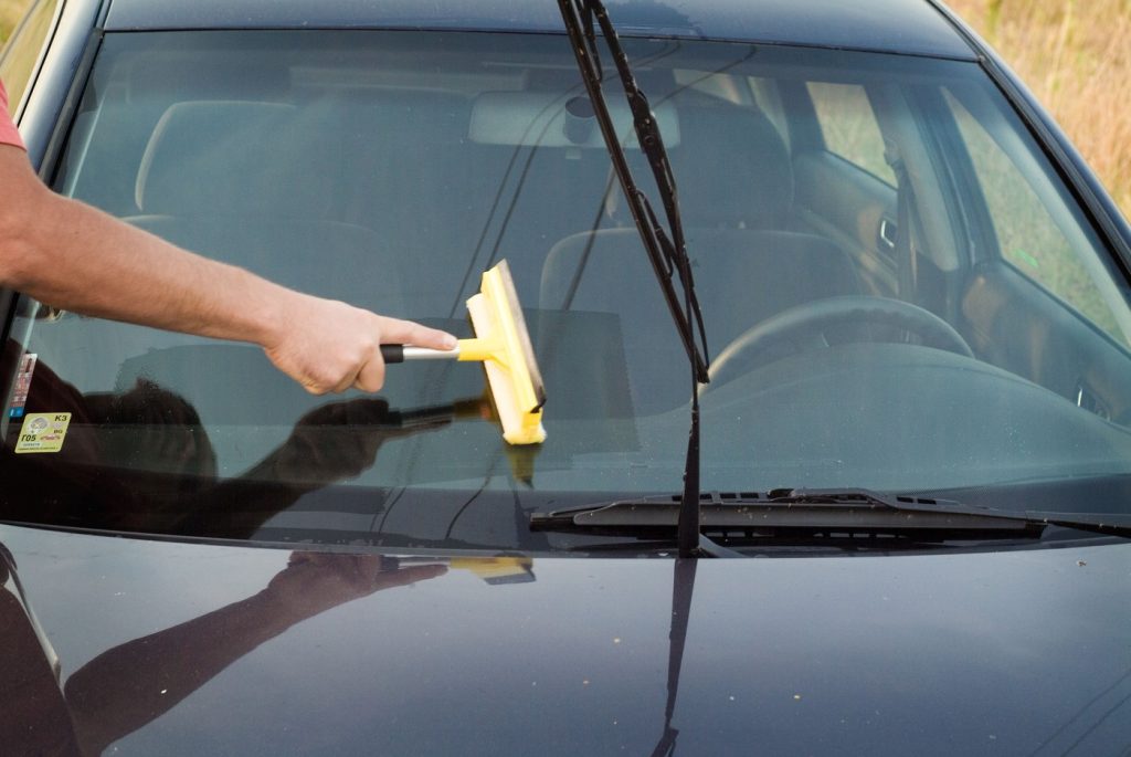 Parbrize sau parbrizuri? O dilemă lingvistică des întâlnită Cuvântul „parbriz”, folosit pentru a desemna placa de sticlă transparentă a unui autovehicul, este un substantiv neutru