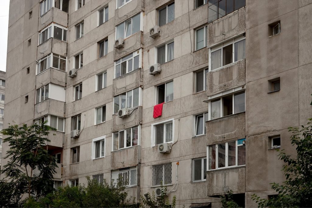 Spațiile comune din blocuri: cum le folosim legal Acordul de asociere a proprietarilor este documentul-cheie care stabilește regulile pentru utilizarea spațiilor comune din imobile, precum holuri, casa scării sau alte zone