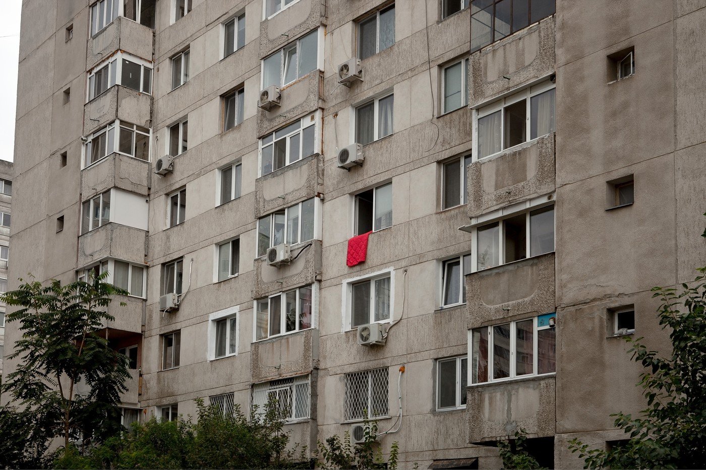 Spațiile comune din blocuri: cum le folosim legal Acordul de asociere a proprietarilor este documentul-cheie care stabilește regulile pentru utilizarea spațiilor comune din imobile, precum holuri, casa scării sau alte zone