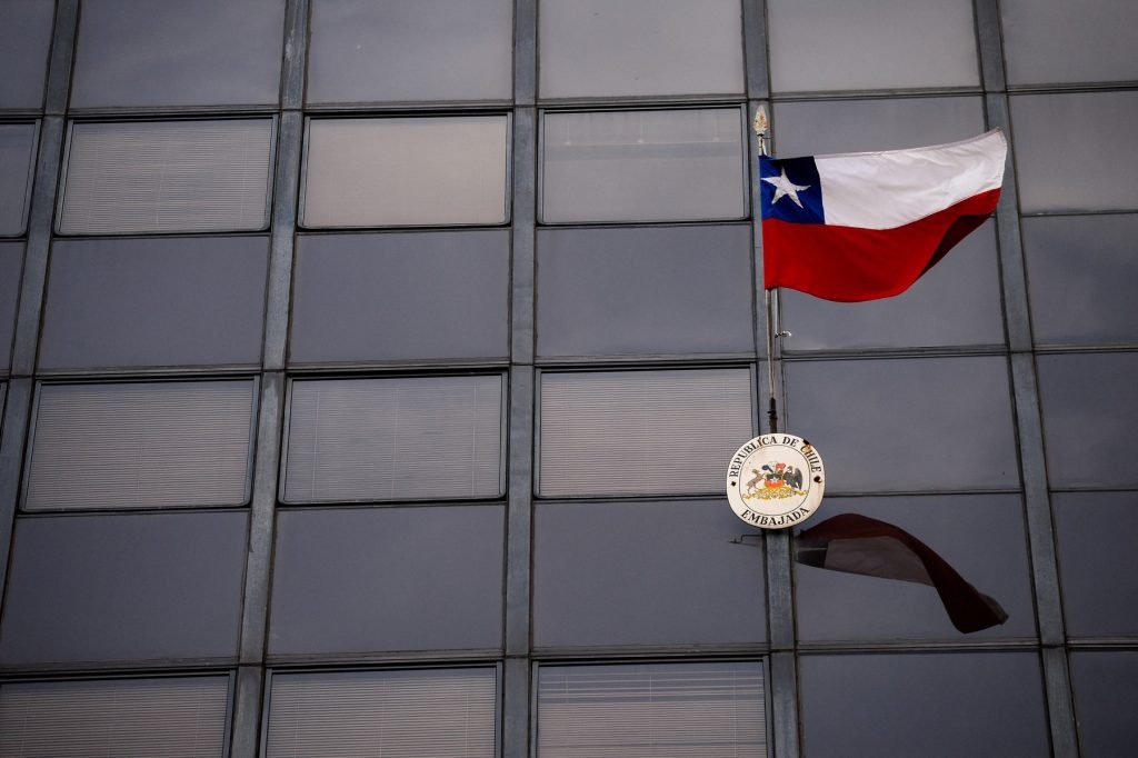 Chile și SUA, parteneriat pentru resurse minerale strategice Guvernul chilian condus de președintele de extremă-dreapta José Antonio Kast a încheiat un acord de cooperare cu Statele Unite ale Americii, joi, pentru explorarea și exploatarea resurselor de minerale critice și pământuri rare
