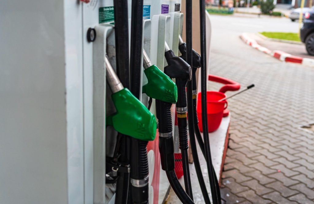 Prețurile la pompă cresc brusc în România, pe fondul tensiunilor din Orientul Mijlociu După o perioadă de stabilitate, prețurile carburanților au crescut semnificativ în România