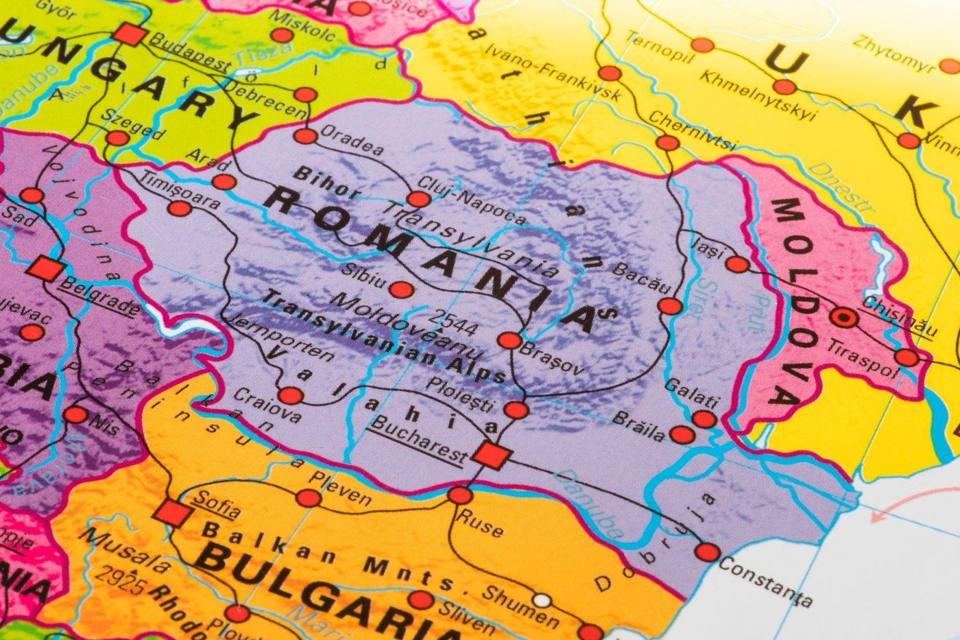 Adăposturi secrete antiatomice: Subsolurile României ascund povești fascinante România dispune de adăposturi antiatomice, însă capacitatea acestora este limitată raportat la numărul de locuitori