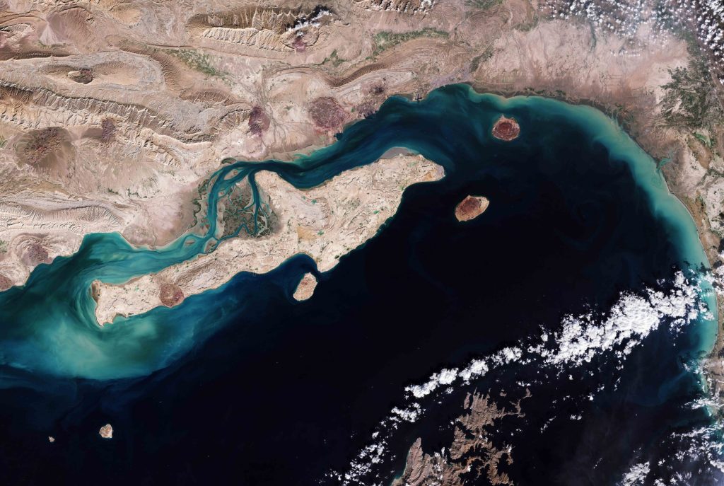 Insula Qeshm: Un paradis natural sub asediu, dincolo de peisajele sale uimitoare Insula Qeshm, situată în Strâmtoarea Hormuz, se confruntă cu o schimbare majoră