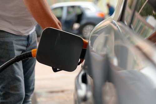 Ministrul Energiei propune plafonarea prețurilor la carburanți, pe fondul scumpirilor repetate la pompă Ministrul Energiei a inițiat o propunere pentru plafonarea prețurilor la benzină și motorină, ca răspuns la creșterile repetate înregistrate în ultima perioadă