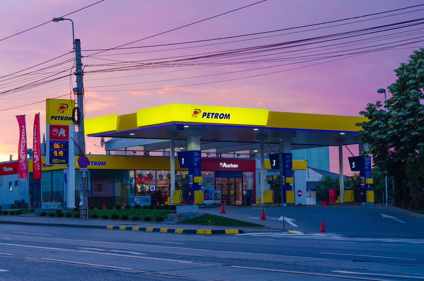 Guvernul limitează adaosul comercial la carburanți și restricționează exporturile Guvernul pregătește măsuri urgente pentru a stabiliza prețurile la carburanți și a asigura o aprovizionare constantă pe piața internă