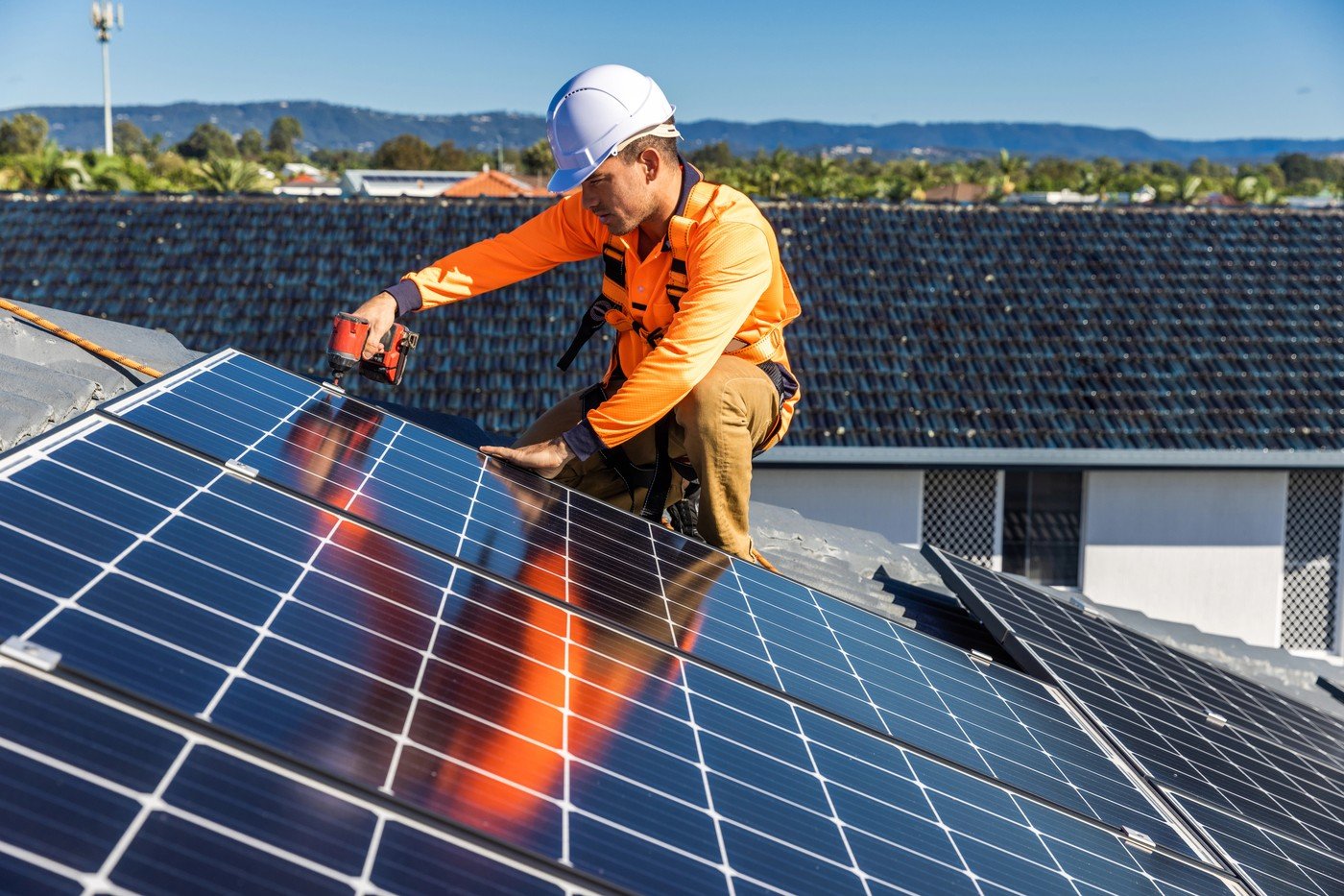 România, forțată să treacă la energia verde: Noi reguli europene vor schimba radical construcțiile Directiva (UE) 2023/2413 impune statelor membre să accelereze tranziția către energie regenerabilă în sectorul clădirilor, cu un obiectiv clar: cel puțin 49% din energia utilizată în clădiri să provină din surse verzi până în 2030