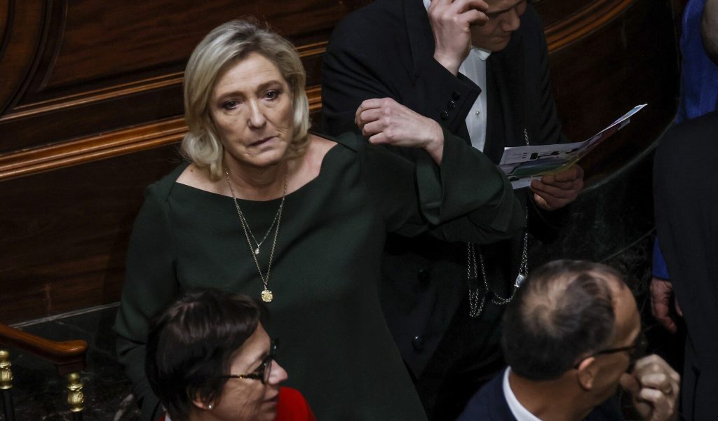 Le Pen laudă blocajul lui Orbán privind ajutorul UE pentru Ucraina Lidera extremei drepte franceze, Marine Le Pen, a lăudat recent acțiunile premierului ungar Viktor Orbán, care a blocat un împrumut de 90 de miliarde de euro din partea Uniunii Europene, destinat Ucrainei