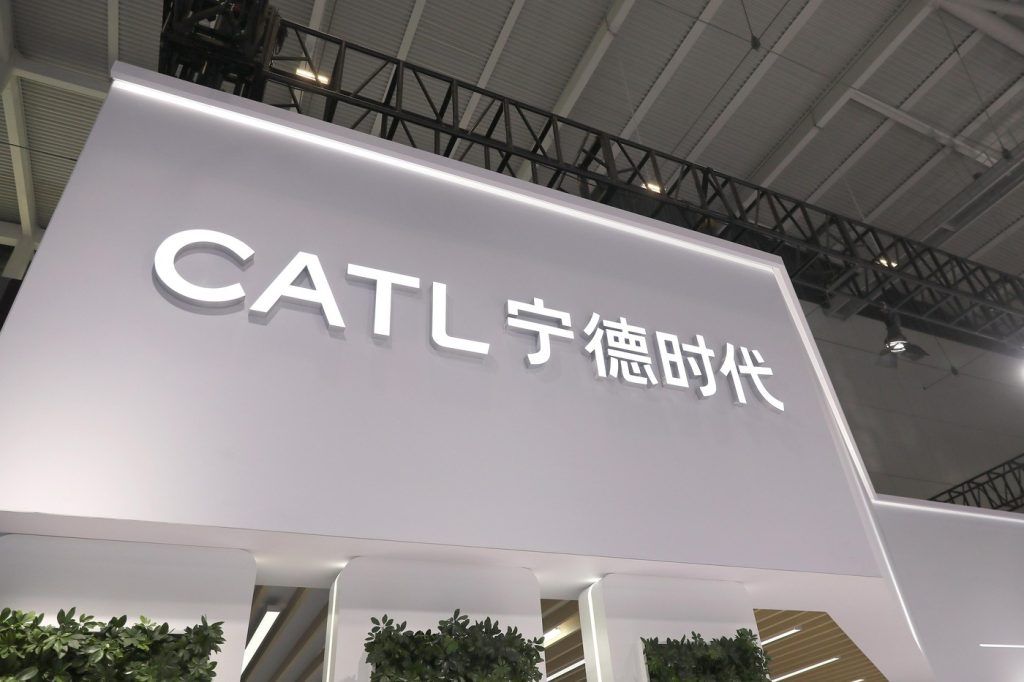 Producătorii chinezi de baterii, pe val: creșteri masive pe fondul tensiunilor din Orientul Mijlociu Acțiunile celor mai mari producători chinezi de baterii au înregistrat o creștere impresionantă, cu o valoare de peste 70 de miliarde de dolari, de la izbucnirea conflictului din Orientul Mijlociu