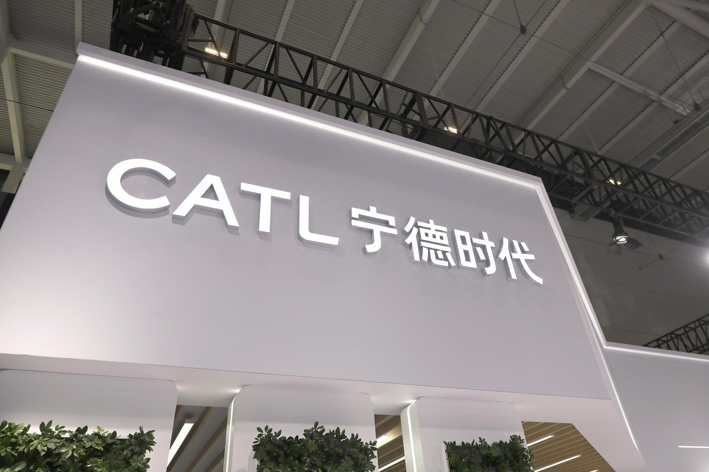 Producătorii chinezi de baterii, pe val: creșteri masive pe fondul tensiunilor din Orientul Mijlociu Acțiunile celor mai mari producători chinezi de baterii au înregistrat o creștere impresionantă, cu o valoare de peste 70 de miliarde de dolari, de la izbucnirea conflictului din Orientul Mijlociu