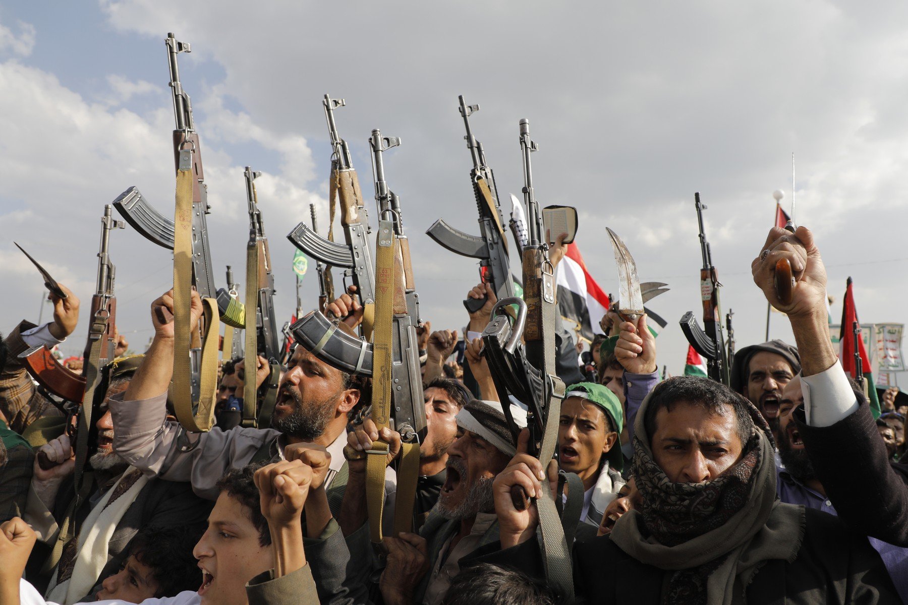 Houthi avertizează asupra unei intervenții militare directe Gruparea Houthi din Yemen avertizează că are „degetul pe trăgaci pentru o intervenție militară directă” în conflictul actual, în cazul în care anumite condiții sunt îndeplinite