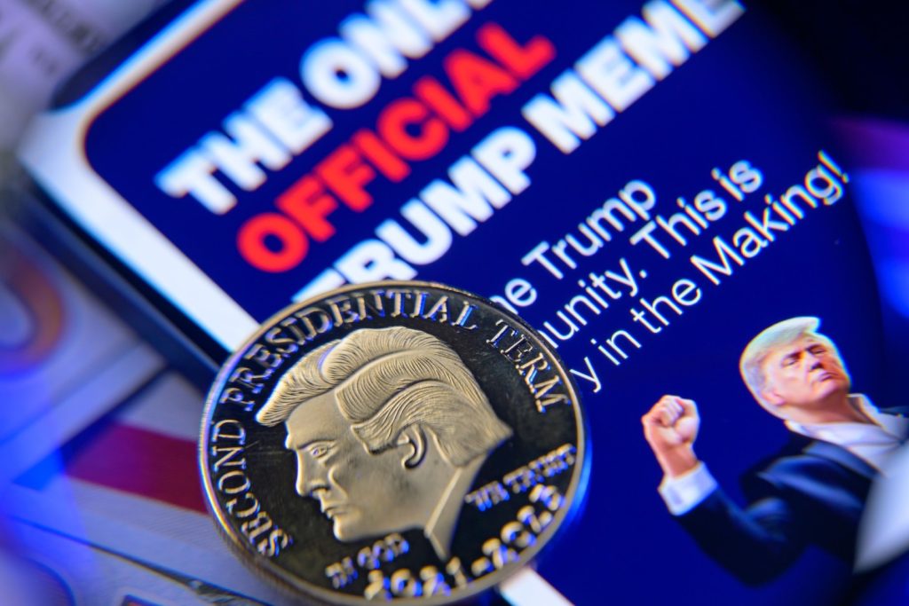 Monedă comemorativă cu Donald Trump, aprobată pentru aniversarea Statelor Unite O comisie responsabilă cu omologarea aspectului estetic al clădirilor și obiectelor publice din Statele Unite a aprobat designul unei monede comemorative din aur, ce va purta efigia fostului președinte Donald Trump