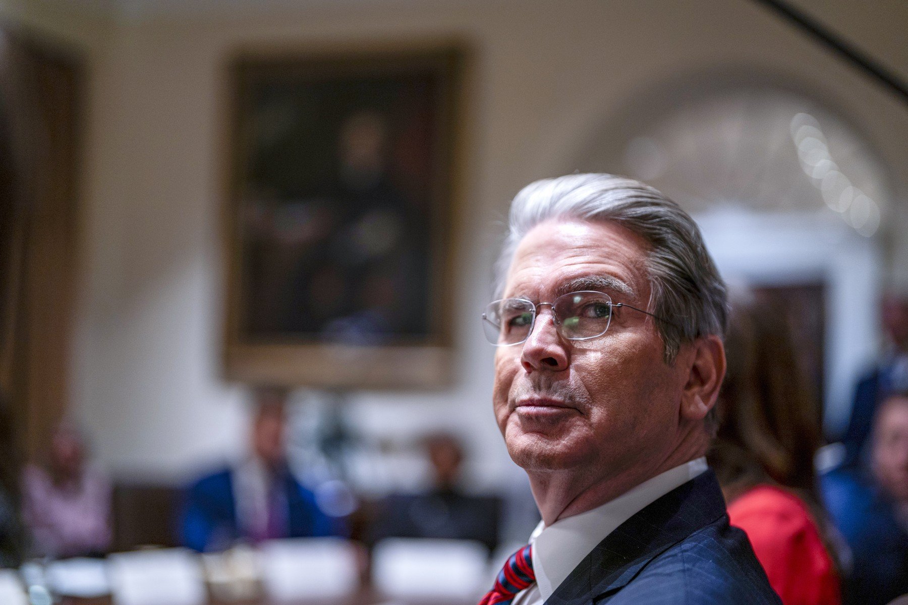Amenințare SUA: Scott Bessent intensifică presiunea asupra Spaniei privind accesul la baze militare Secretarul Trezoreriei Statelor Unite, Scott Bessent, a amplificat miercuri amenințarea președintelui Donald Trump privind restricționarea comerțului cu Spania
