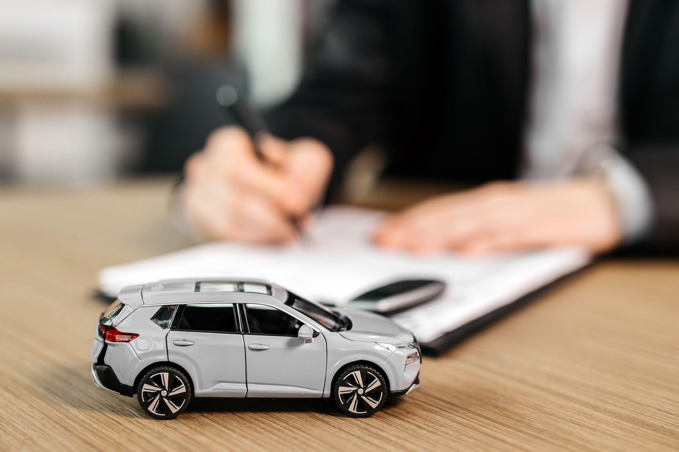 Pașii esențiali pentru înmatricularea unei mașini aduse din străinătate Înmatricularea unei mașini importate din străinătate implică parcurgerea mai multor etape obligatorii, începând cu pregătirea documentelor și finalizând cu obținerea plăcuțelor cu numere definitive