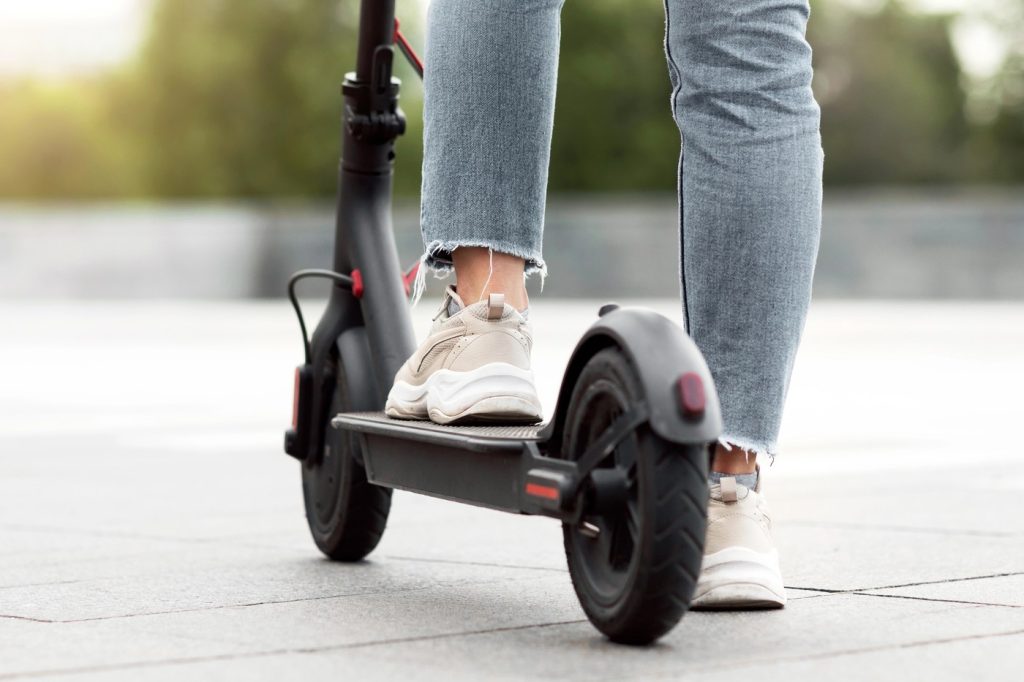 Trotinetele electrice: reguli stricte pentru siguranța rutieră Utilizarea trotinetelor electrice este supusă unor reguli clare în România, menite să protejeze utilizatorii și ceilalți participanți la trafic