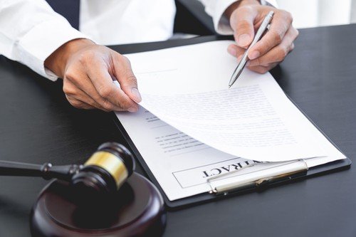 Nulitatea absolută: Când un act juridic este considerat „inexistent” Un act juridic poate fi declarat nul absolut dacă încalcă norme care protejează interesul public, ordinea de drept sau regulile esențiale ale societății