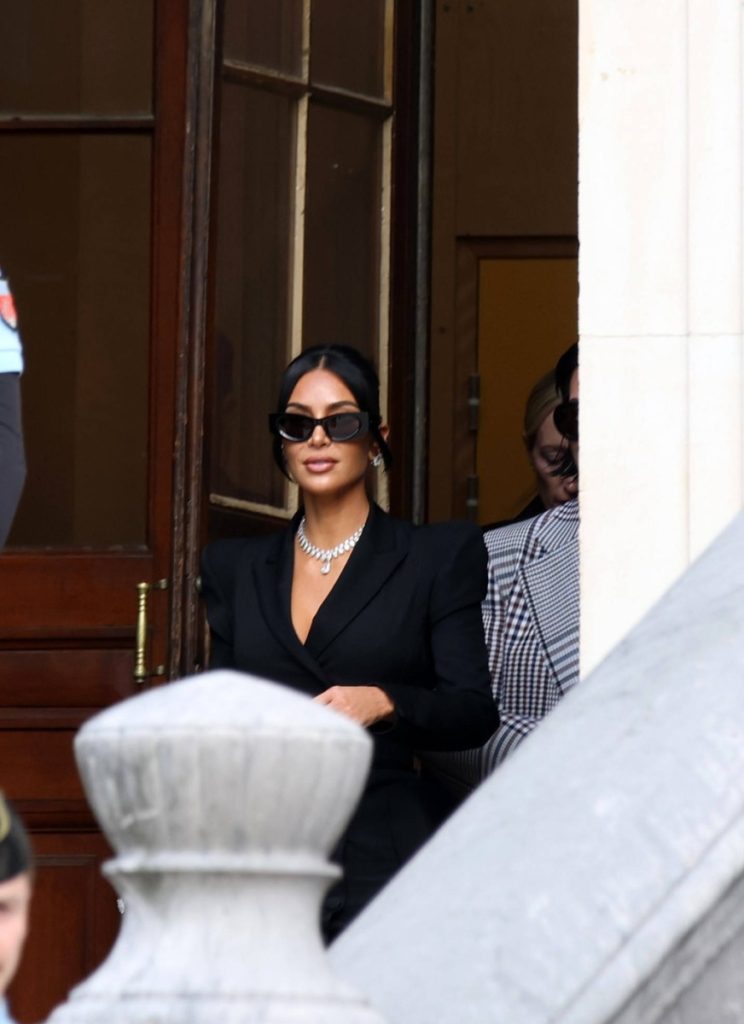 Kim Kardashian își vinde garderoba de pe platourile de filmare pentru cauze sociale Vedeta de reality show și antreprenoarea Kim Kardashian a decis să scoată la licitație o parte din garderoba sa din serialul „All’s Fair”, produs de Ryan Murphy