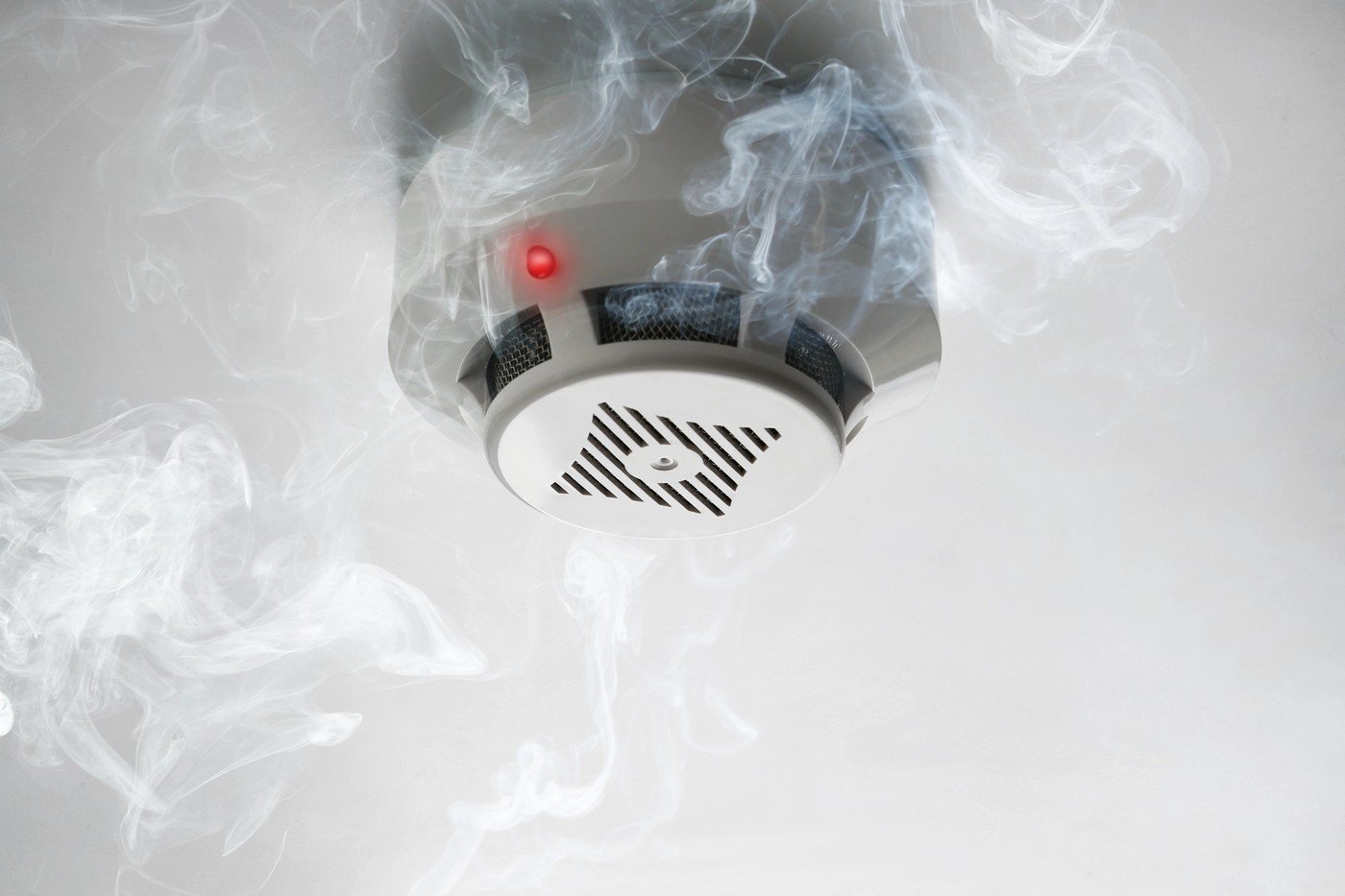 Noi reglementări impun instalarea detectoarelor de incendiu în apartamentele noi Inspectoratul General pentru Situații de Urgență (IGSU) a anunțat o serie de modificări legislative menite să îmbunătățească siguranța în locuințe