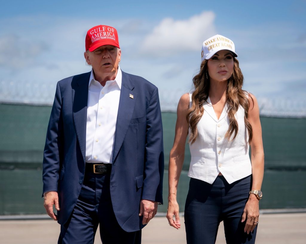 Kristi Noem, o figură marcantă a administrației Trump, demisionează de la Departamentul pentru Securitate Internă Kristi Noem, un nume cunoscut în politica americană și o susținătoare ferventă a politicilor MAGA, părăsește Departamentul pentru Securitate Internă al Statelor Unite
