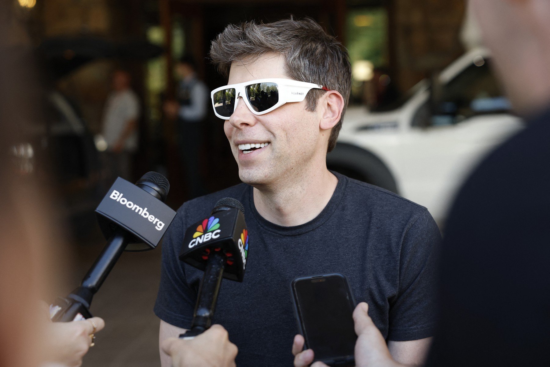 Inteligența artificială, viitorul ca utilitate? CEO-ul OpenAI stârnește controverse Sam Altman, directorul executiv al OpenAI, compania din spatele ChatGPT, a provocat dezbateri aprinse cu o viziune inedită asupra viitorului inteligenței artificiale