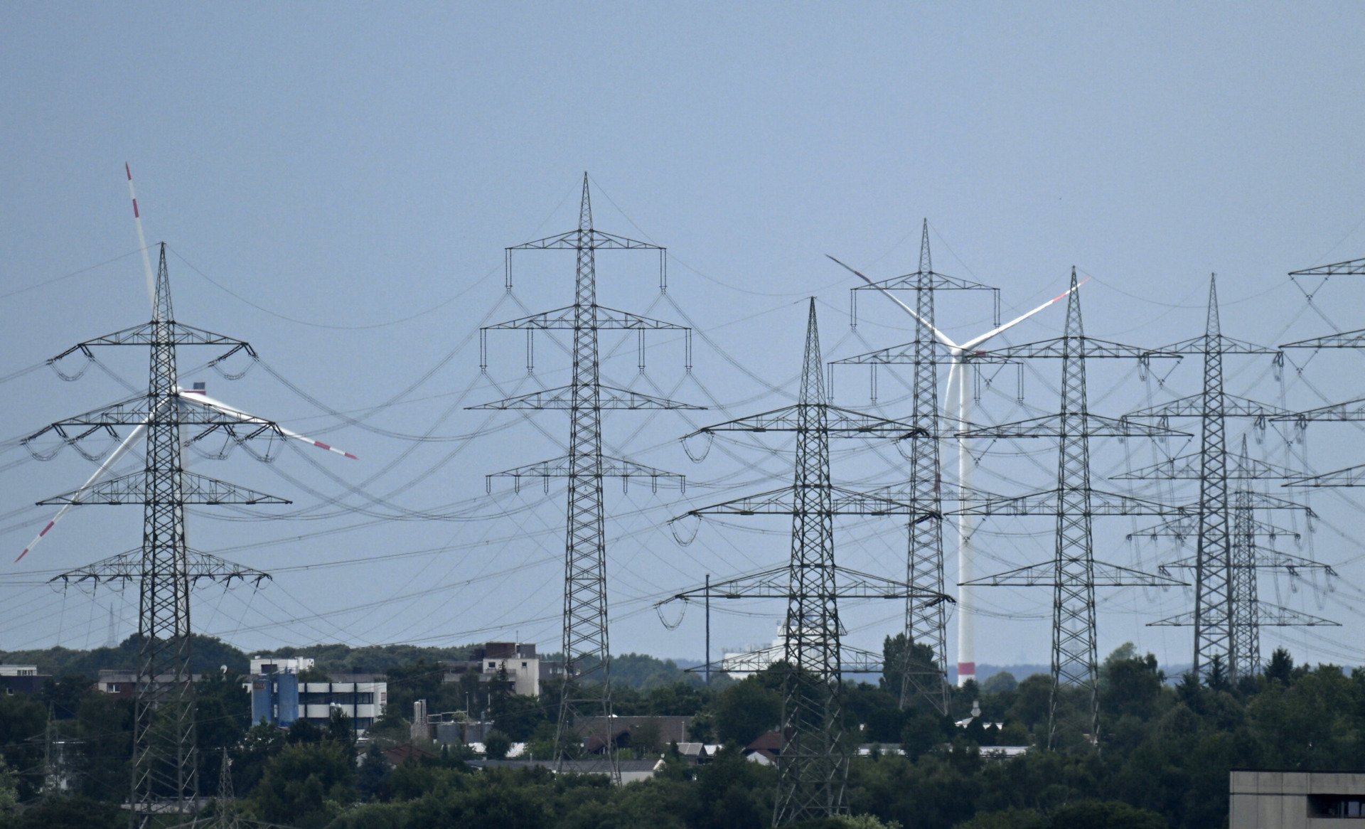 UE caută soluții urgente pentru criza energetică, pe fondul scumpirilor Uniunea Europeană se pregătește să discute măsuri pe termen scurt pentru a reduce prețurile la energie în următorii ani, în contextul în care tranziția către energie verde nu a reușit încă să aducă scăderi semnificative, relatează agențiile de presă