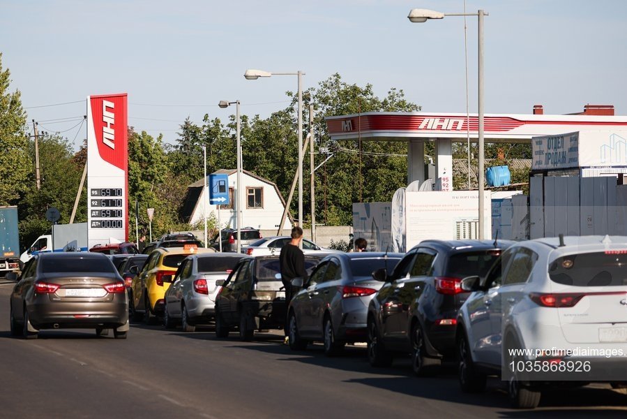 Prețurile carburanților înregistrează fluctuații la începutul săptămânii Prețul benzinei în România oscilează, luni, între 8,07 lei și 8,4 lei pe litru, în timp ce motorina se vinde cu prețuri cuprinse între 8,4 lei și 8,8 lei
