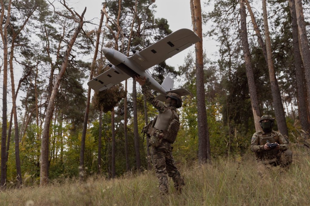 România vizează coproducția de drone cu Ucraina, cu fonduri de 200 de milioane de euro Ministrul Apărării, Radu Miruță, a anunțat că România negociază cu 15 companii din Ucraina pentru o coproducție de drone