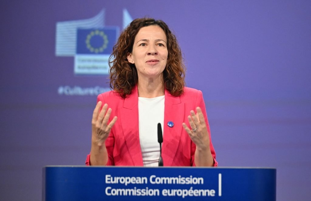 Inteligența artificială, noul teren de joacă pentru profesori: Ghiduri europene vin cu recomandări Uniunea Europeană vine cu noi orientări privind utilizarea responsabilă a inteligenței artificiale în educație, recunoscând impactul major al acestei tehnologii în transformarea sistemului de învățământ