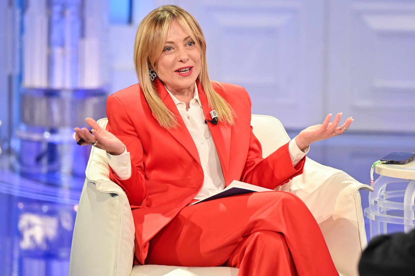Meloni pune distanță între Italia și Uniunea Europeană, arătând înțelegere pentru Orbán Premierul italian Giorgia Meloni a stârnit controverse în cadrul summitului european de joi, distanțându-se de o mare parte a Uniunii Europene și exprimându-și înțelegerea față de premierul ungar Viktor Orbán în legătură cu poziția acestuia față de Ucraina