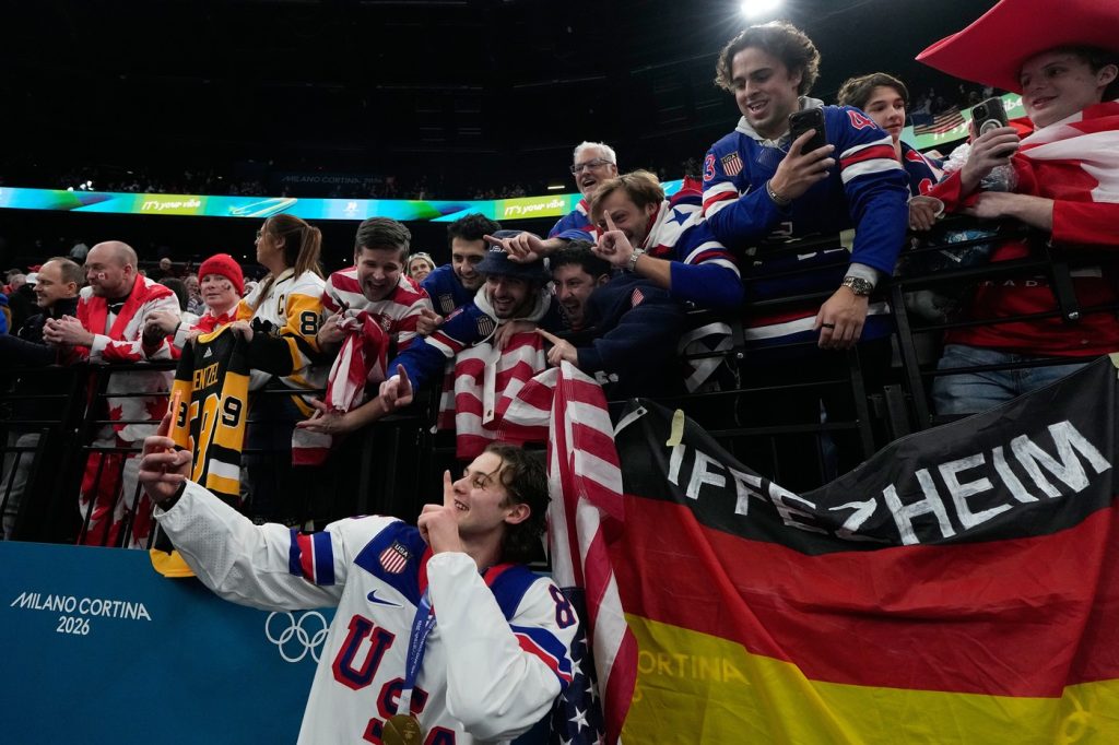 SUA, aur olimpic la hochei după o așteptare de patru decenii Echipa de hochei pe gheață a Statelor Unite ale Americii a cucerit medalia de aur la Jocurile Olimpice, duminică, învingând Canada cu scorul de 2-1 după prelungiri