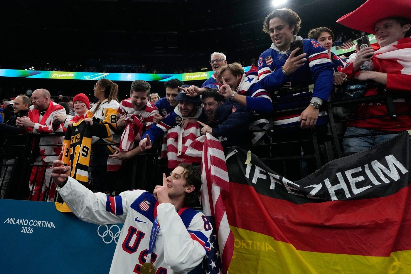 SUA, aur olimpic la hochei după o așteptare de patru decenii Echipa de hochei pe gheață a Statelor Unite ale Americii a cucerit medalia de aur la Jocurile Olimpice, duminică, învingând Canada cu scorul de 2-1 după prelungiri