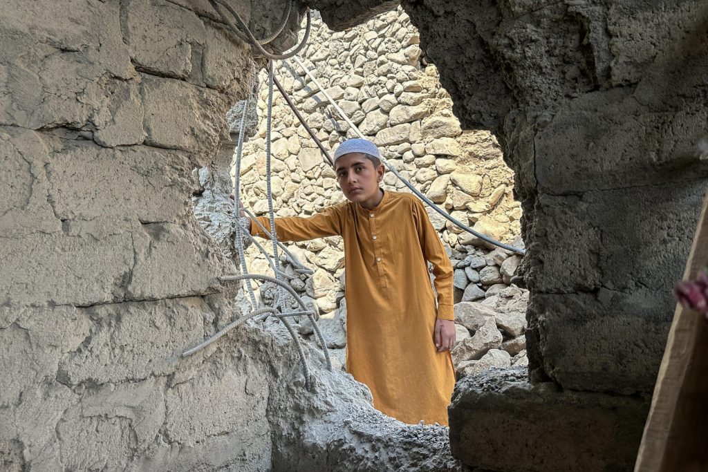 Atac aerian sângeros: Afganistanul acuză Pakistanul de uciderea a sute de oameni Un atac aerian, de o gravitate fără precedent, a zguduit luni seară capitala afgană, Kabul