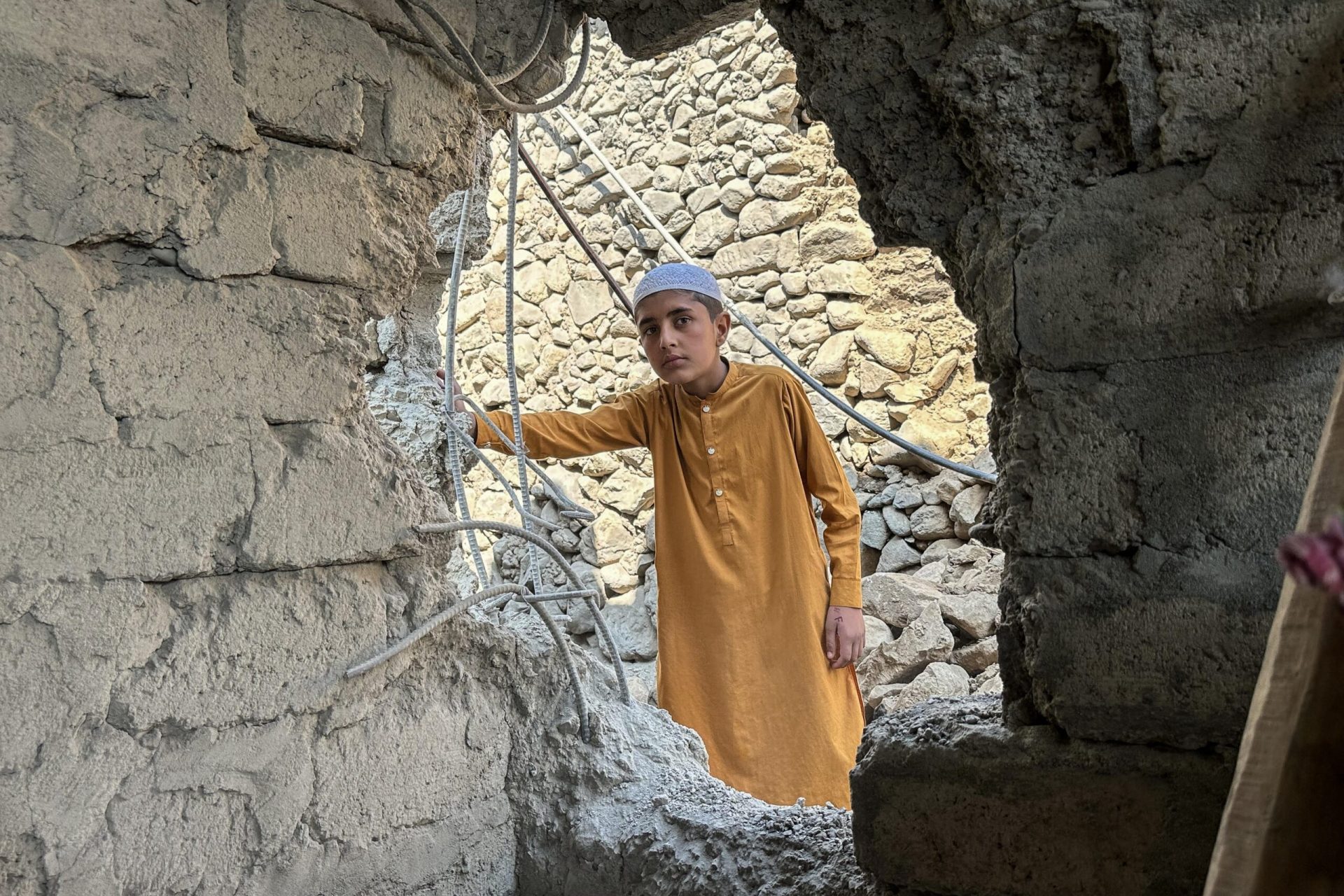 Atac aerian sângeros: Afganistanul acuză Pakistanul de uciderea a sute de oameni Un atac aerian, de o gravitate fără precedent, a zguduit luni seară capitala afgană, Kabul