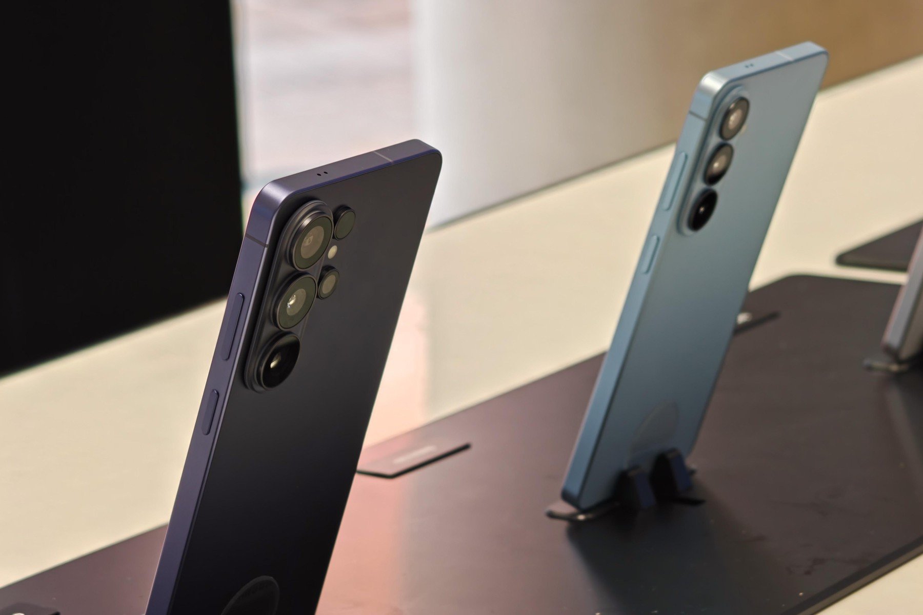Industria smartphone-urilor, la un punct de stagnare tehnologică? Un oficial Samsung România oferă detalii Progresele tehnologice în domeniul telefoanelor mobile par să stagneze, iar întrebarea dacă industria a atins limitele dezvoltării hardware-ului devine din ce în ce mai pertinentă