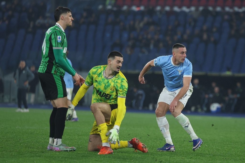 Lazio Roma învinge Sassuolo într-un meci spectaculos în Serie A Lazio Roma a reușit să obțină o victorie importantă pe teren propriu în fața echipei Sassuolo, scor 2-1, în cadrul etapei a 28-a din Serie A