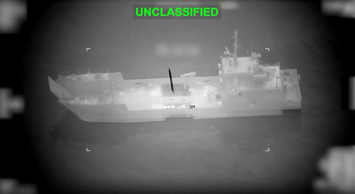 Statele Unite lovesc dur flota iraniană: Zeci de nave militare distruse în Strâmtoarea Ormuz Washingtonul a publicat înregistrări video cu atacurile asupra navelor iraniene de minare, soldate cu distrugerea a 16 astfel de vase militare, în apropierea Strâmtorii Ormuz