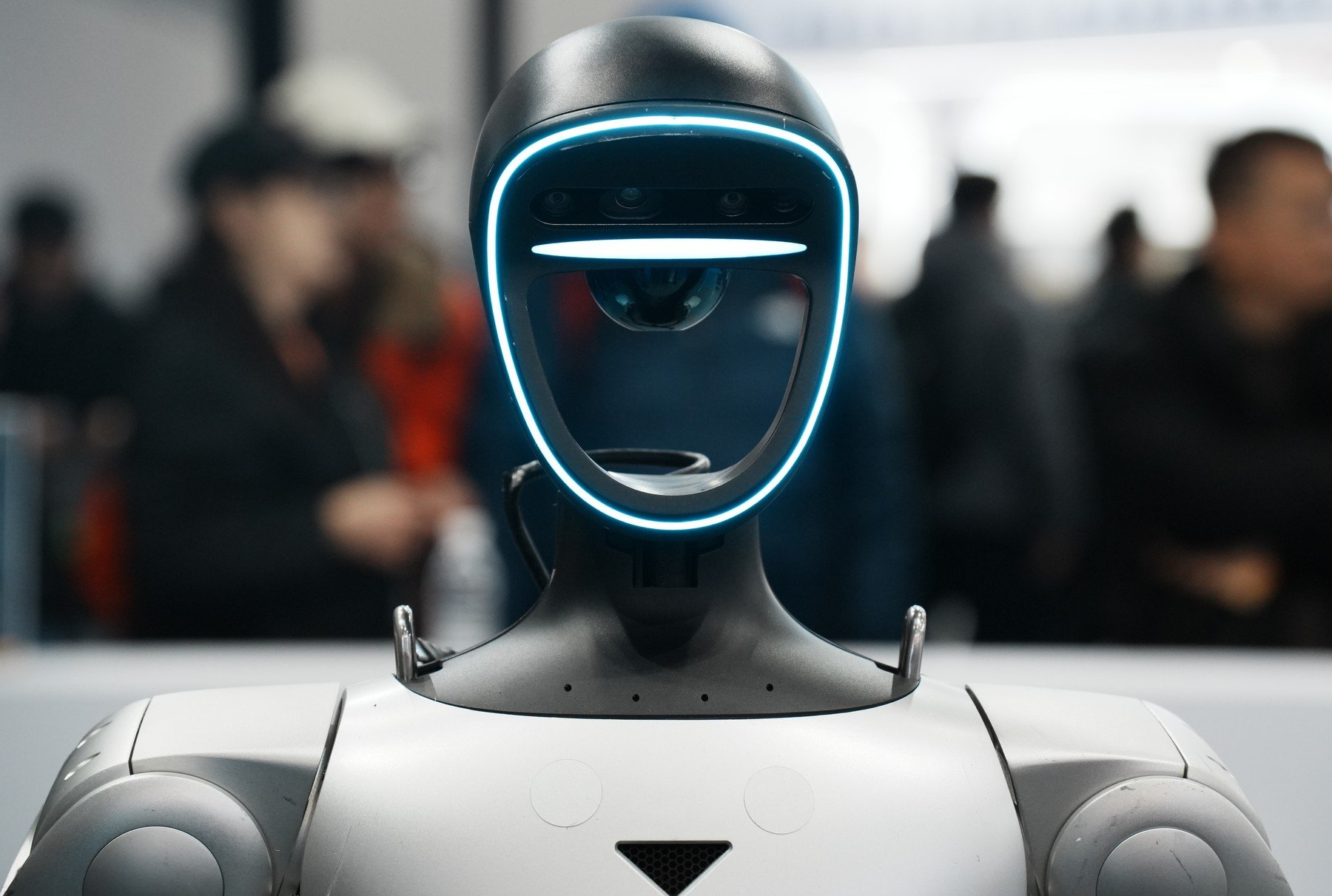Un robot dansator a provocat panică într-un restaurant chinezesc din California Un robot, conceput pentru a distra clienții unui restaurant chinezesc din California, a avut o defecțiune spectaculoasă, transformând o simplă reprezentație de dans într-o scenă haotică