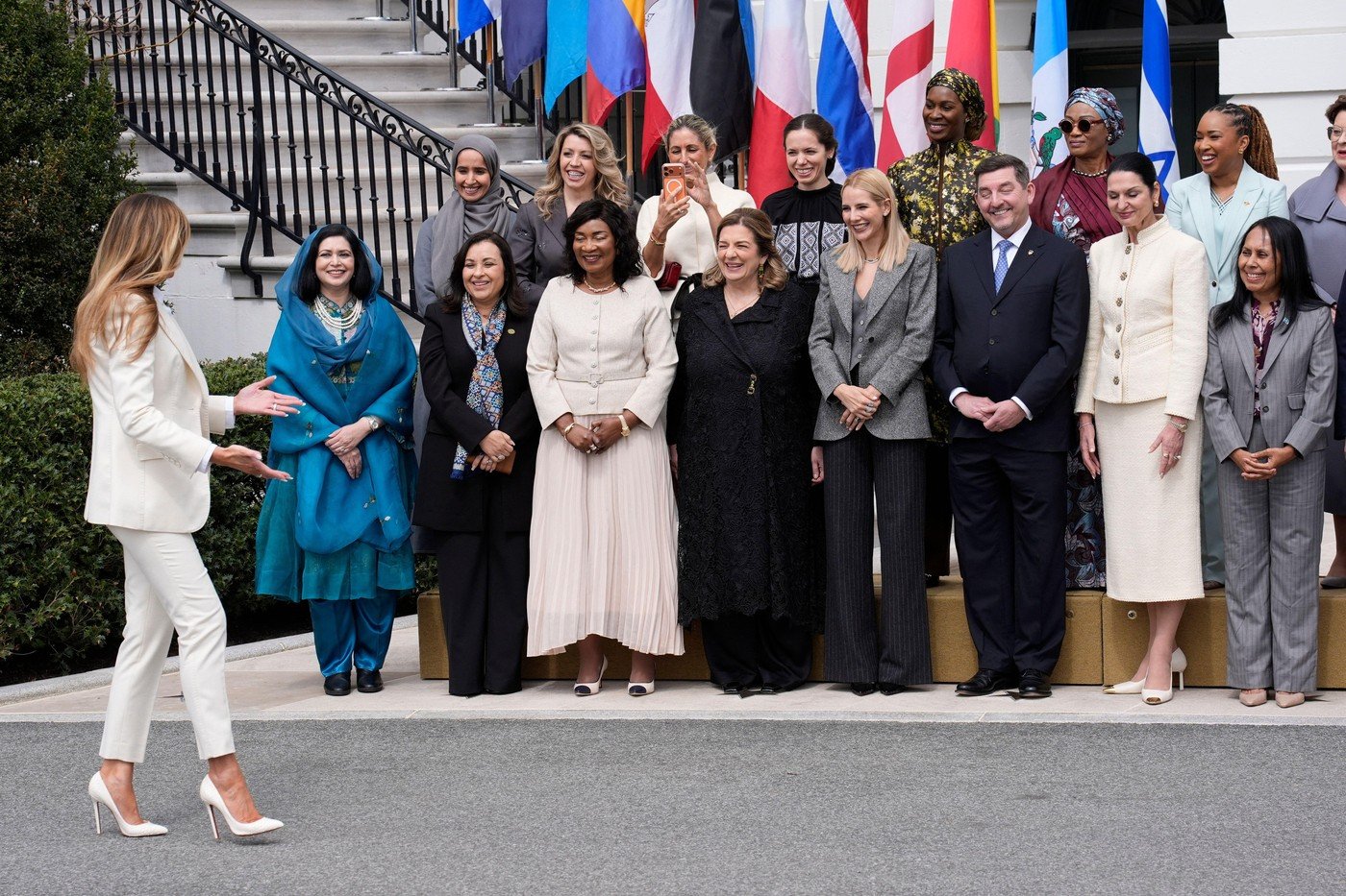 Mirabela Grădinaru, prezență remarcată la summitul global dedicat educației digitale Mirabela Grădinaru a participat la Washington, D.C., la prima sesiune de lucru a Summitului Global al Coaliției „Pregătind viitorul împreună”