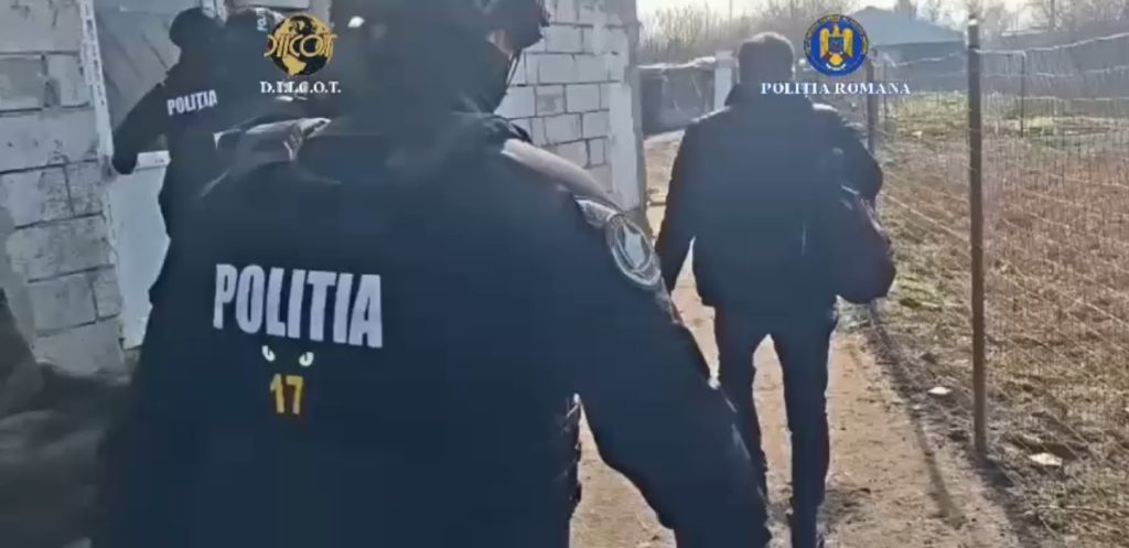 Trei tineri, inclusiv doi minori, reținuți în Teleorman pentru trafic de minori și exploatare sexuală Procurorii DIICOT din Teleorman au reținut trei persoane, printre care doi minori în vârstă de 16 ani, în urma unei anchete privind trafic de minori, abuz de sistem informatic și furt calificat