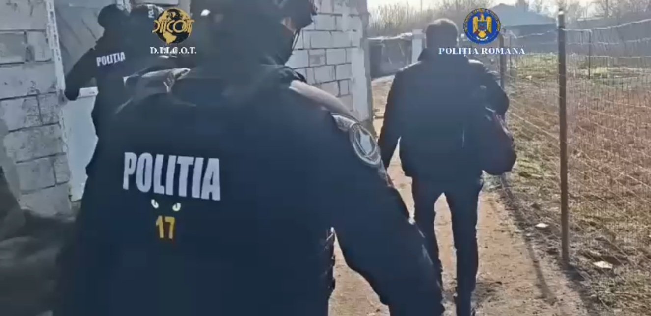 Trei tineri, inclusiv doi minori, reținuți în Teleorman pentru trafic de minori și exploatare sexuală Procurorii DIICOT din Teleorman au reținut trei persoane, printre care doi minori în vârstă de 16 ani, în urma unei anchete privind trafic de minori, abuz de sistem informatic și furt calificat