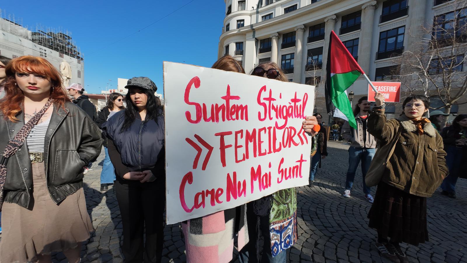 Protest de 8 Martie în fața Universității din București, pe fondul măsurilor de austeritate București, 8 martie – Câteva sute de persoane s-au adunat duminică, de Ziua Internațională a Femeii, în fața Universității din București, pentru a protesta împotriva măsurilor de austeritate care afectează diverse categorii sociale