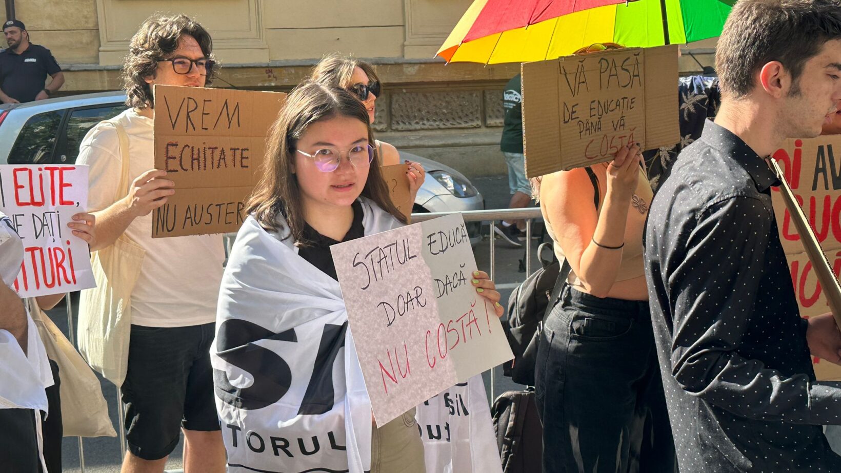 Studenții protestează sâmbătă în Piața Victoriei față de reducerile la educație Alianța Națională a Organizațiilor Studențești din România (ANOSR) a anunțat un protest pentru sâmbătă, în Piața Victoriei, ca reacție la intenția Guvernului de a diminua fondurile alocate educației în bugetul Ministerului Educației și Cercetării