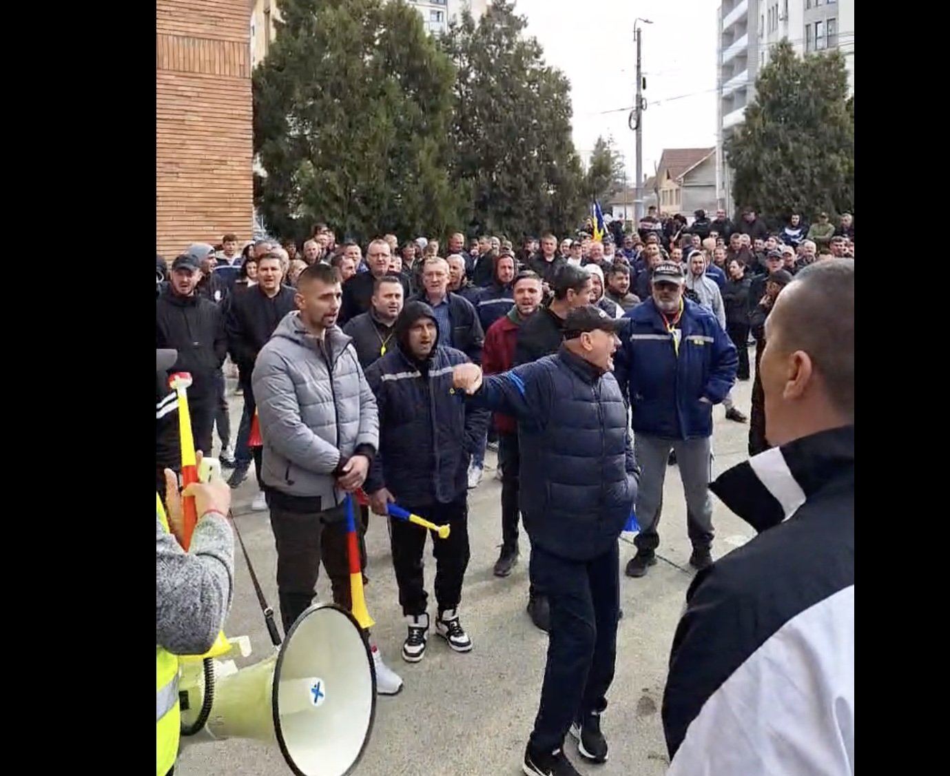 Proteste la Târgu Jiu: Minerii cer demisii după anunțul concedierilor Muncitorii Complexului Energetic Oltenia (CEO) au continuat protestele la Târgu Jiu pentru a treia zi consecutiv, solicitând demisia urgentă a conducerii și a membrilor Consiliului de Supraveghere