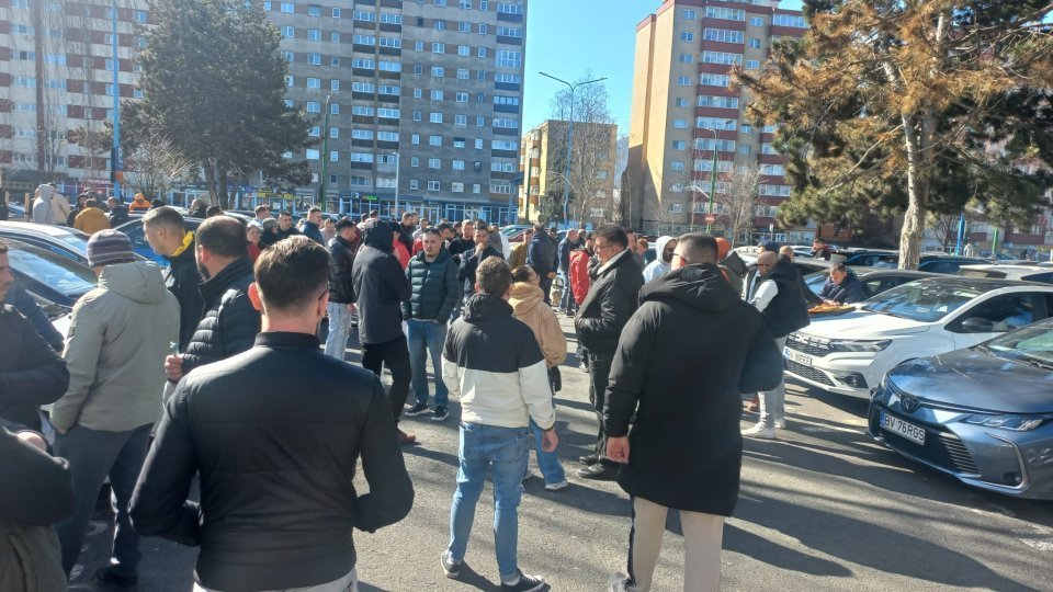 Șoferii de taxi din Brașov protestează din cauza tarifelor mici și a prețului mare al combustibilului Brașov, România – Zeci de șoferi de taxi din Brașov au inițiat un protest spontan, oprind activitatea și exprimându-și nemulțumirile legate de scăderea tarifelor, în condițiile creșterii prețurilor la combustibili